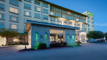 A multi-story hotel with a stone facade, a Holiday Inn sign, and a restaurant named 'Grille.'