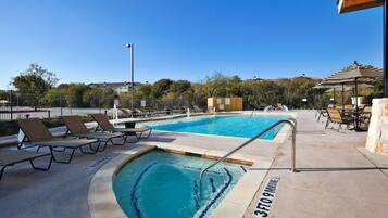 Piscina coberta, piscina a l'aire lliure i para-sols
