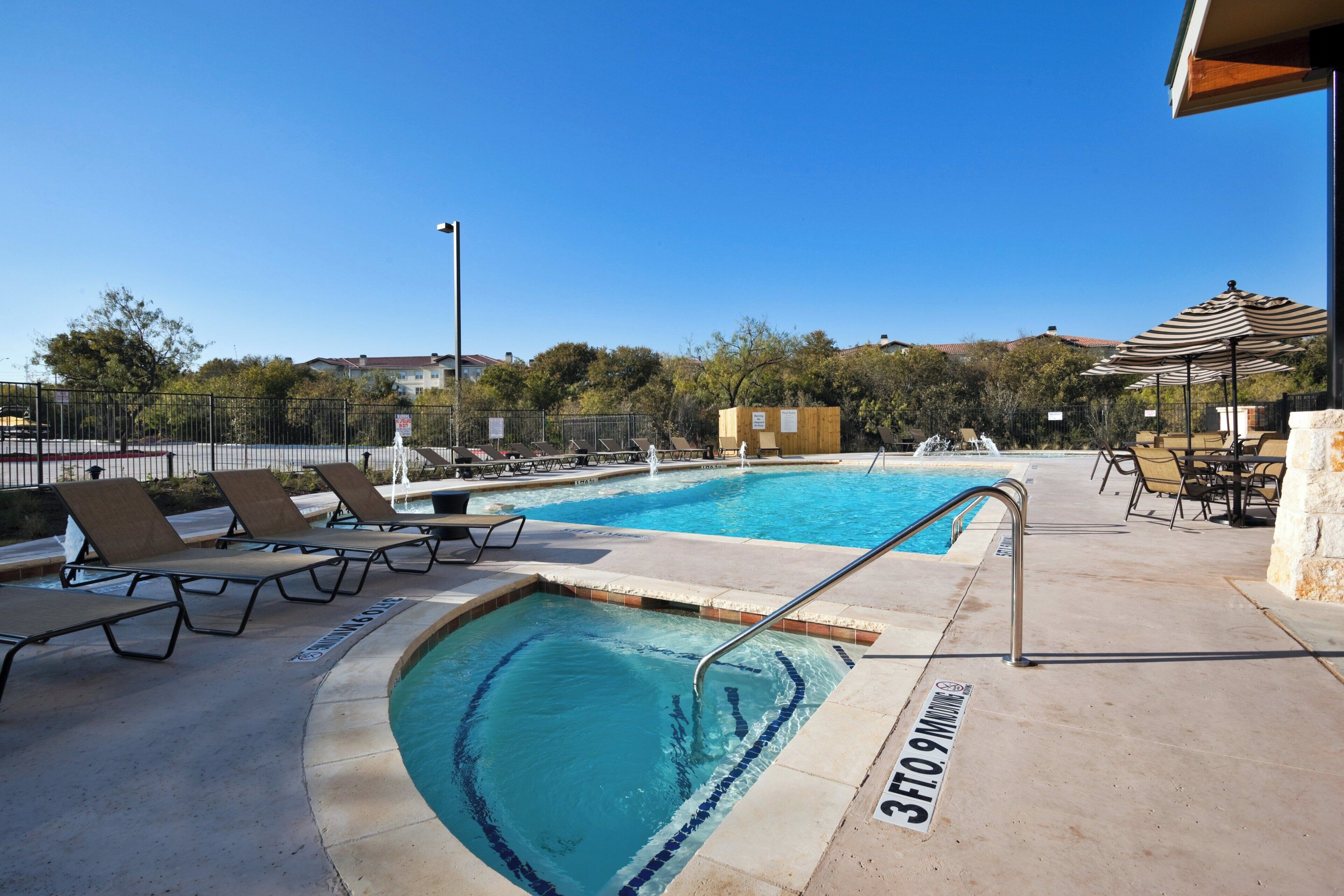 Piscine couverte, piscine extérieure, parasols de plage