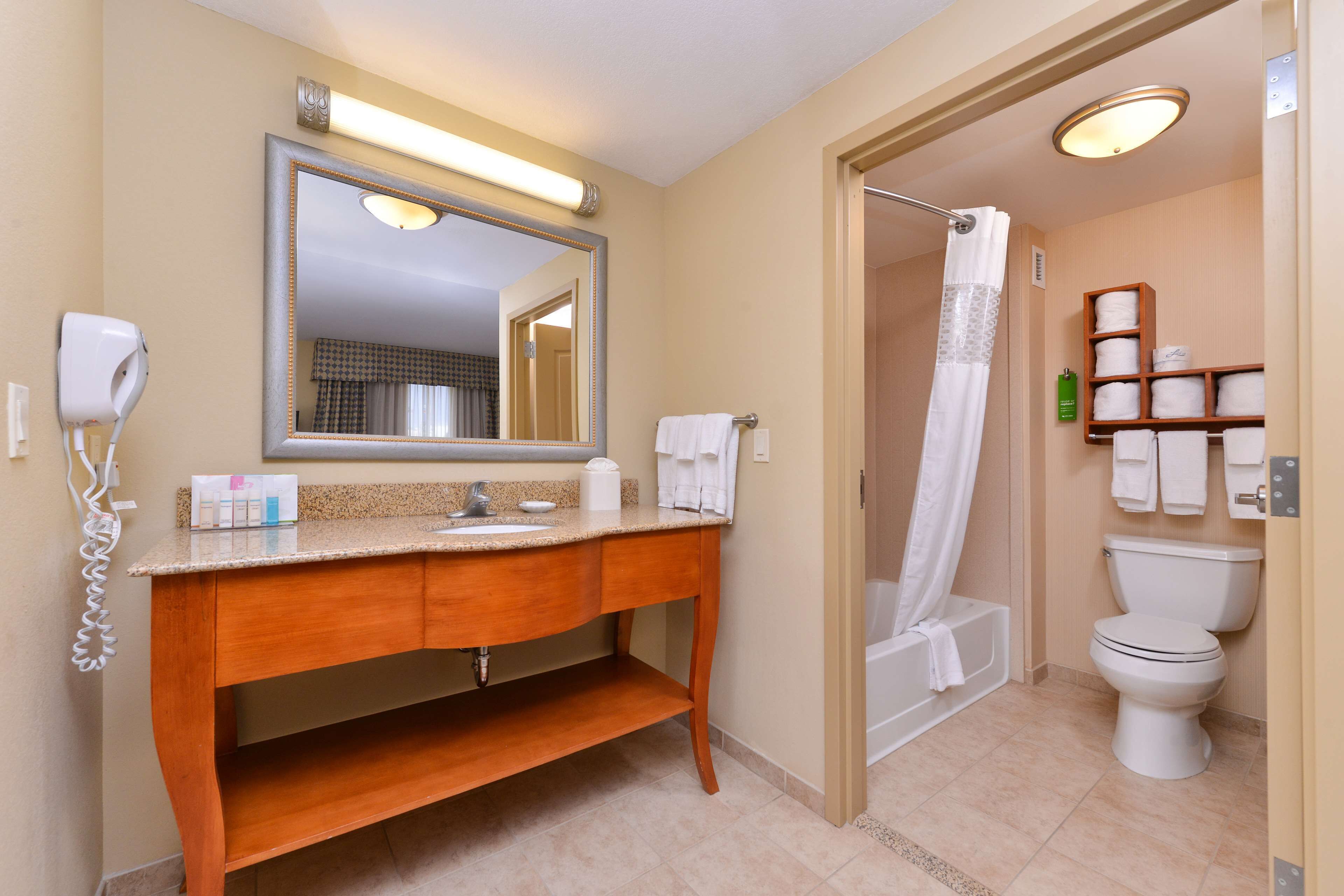 jetted bath, free toiletries, hair dryer, towels