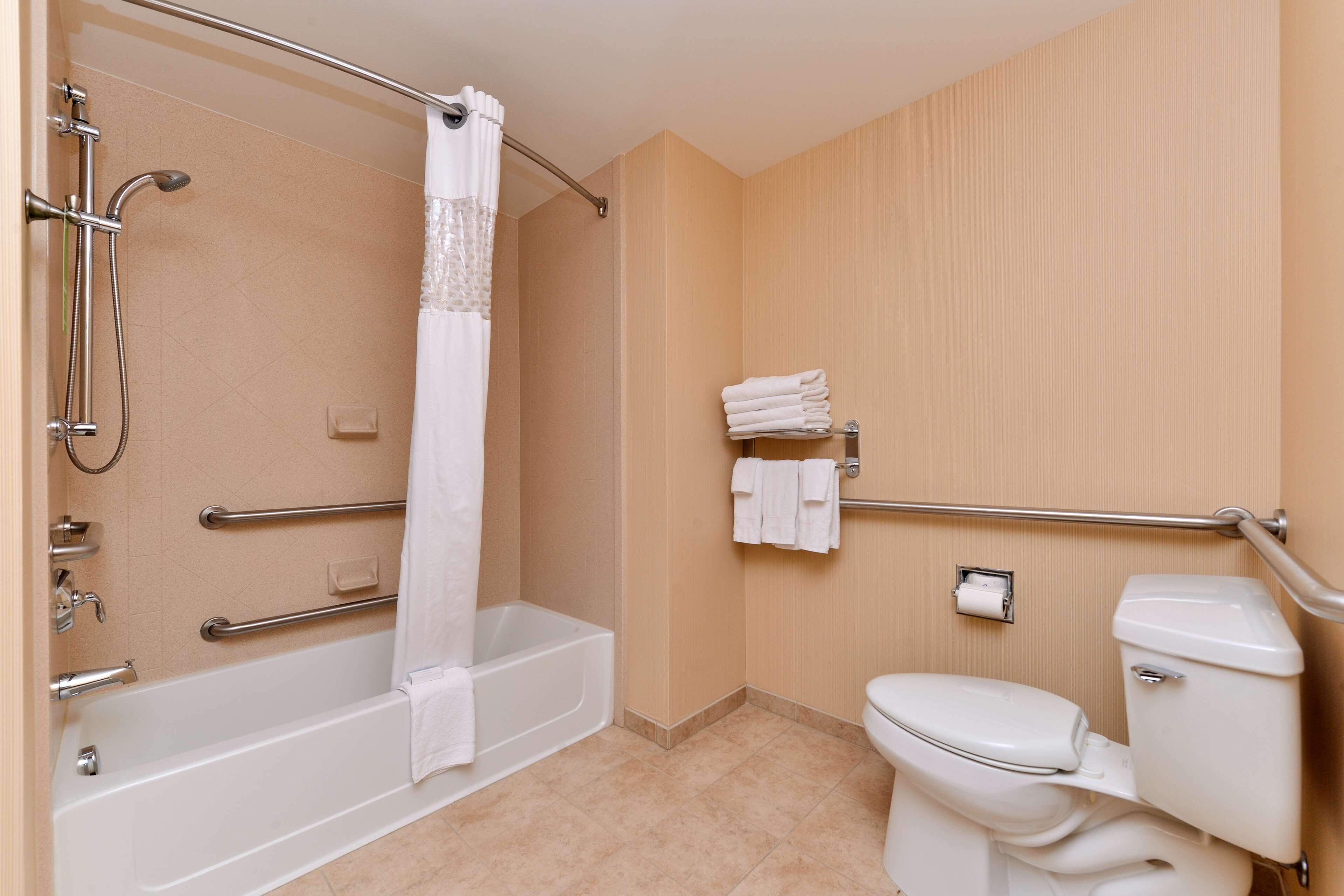 jetted bath, free toiletries, hair dryer, towels