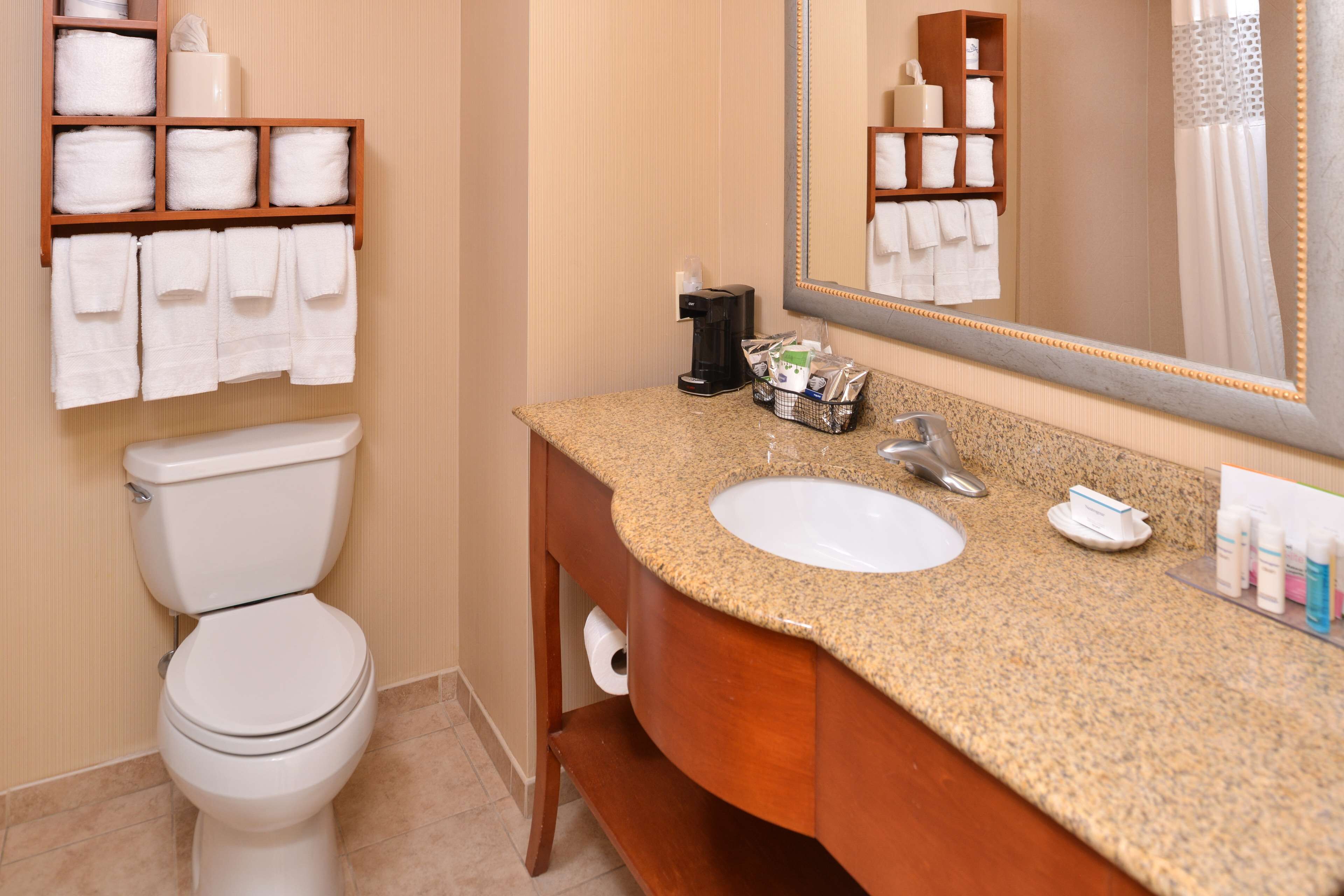 jetted bath, free toiletries, hair dryer, towels