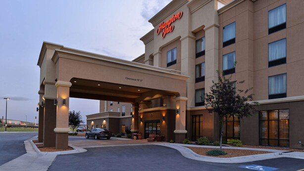 A Hampton Inn hotel entrance with a covered walkway, clear signage, and a parking area. - Hampton Inn Evanston (Evanston)