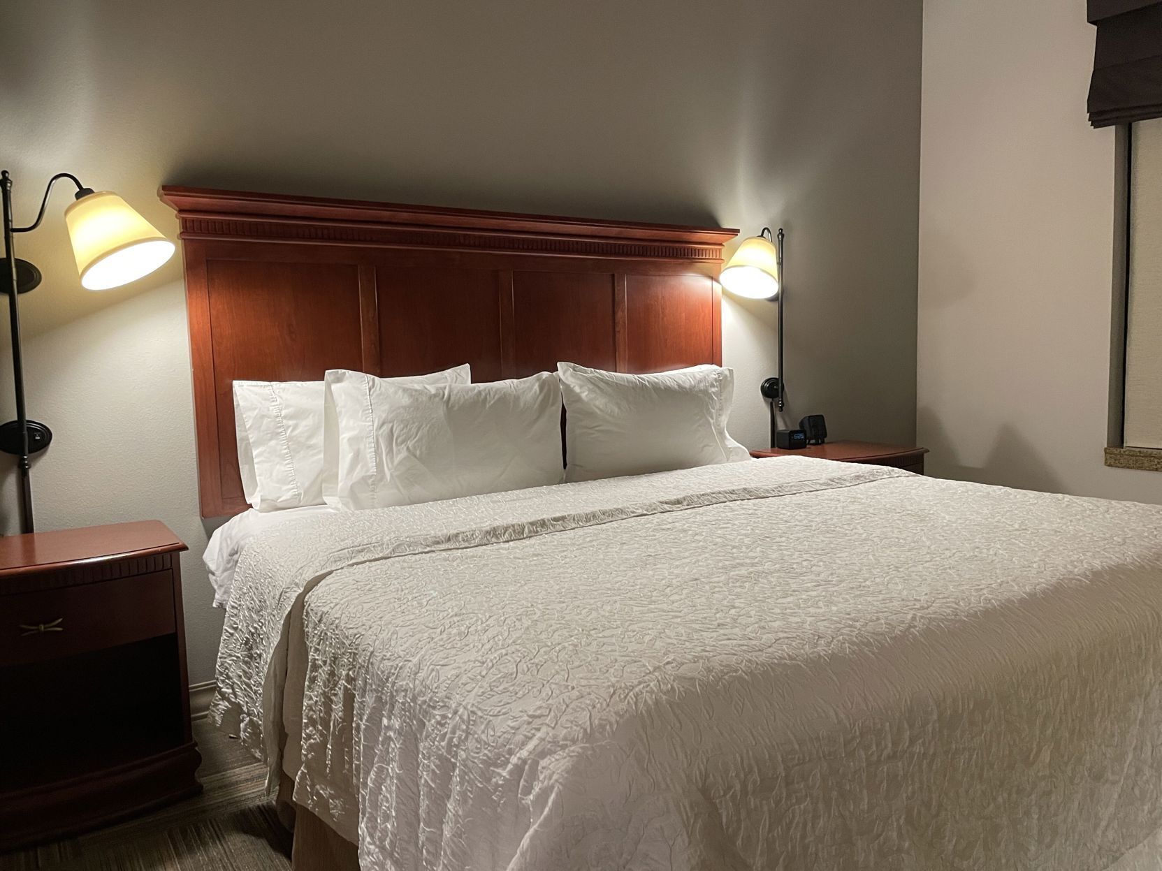 Select Comfort-bedden, een bureau, verduisterende gordijnen