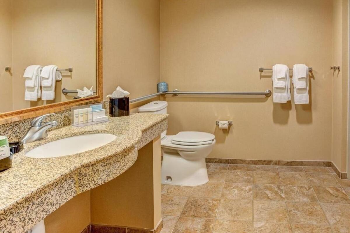 Bathroom | Free toiletries, hair dryer, towels