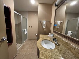 Habitación, 1 cama de matrimonio grande, no fumadores | Baño | Artículos de higiene personal gratuitos, secador de pelo y toallas