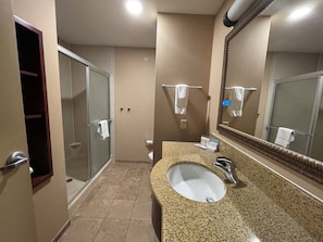 Room, 1 King Bed, Non Smoking | Bathroom | Free toiletries, hair dryer, towels
