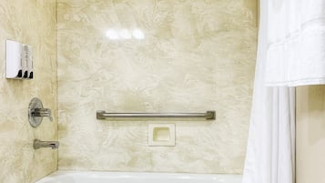 Un baño moderno con bañera, ducha y secador de manos.