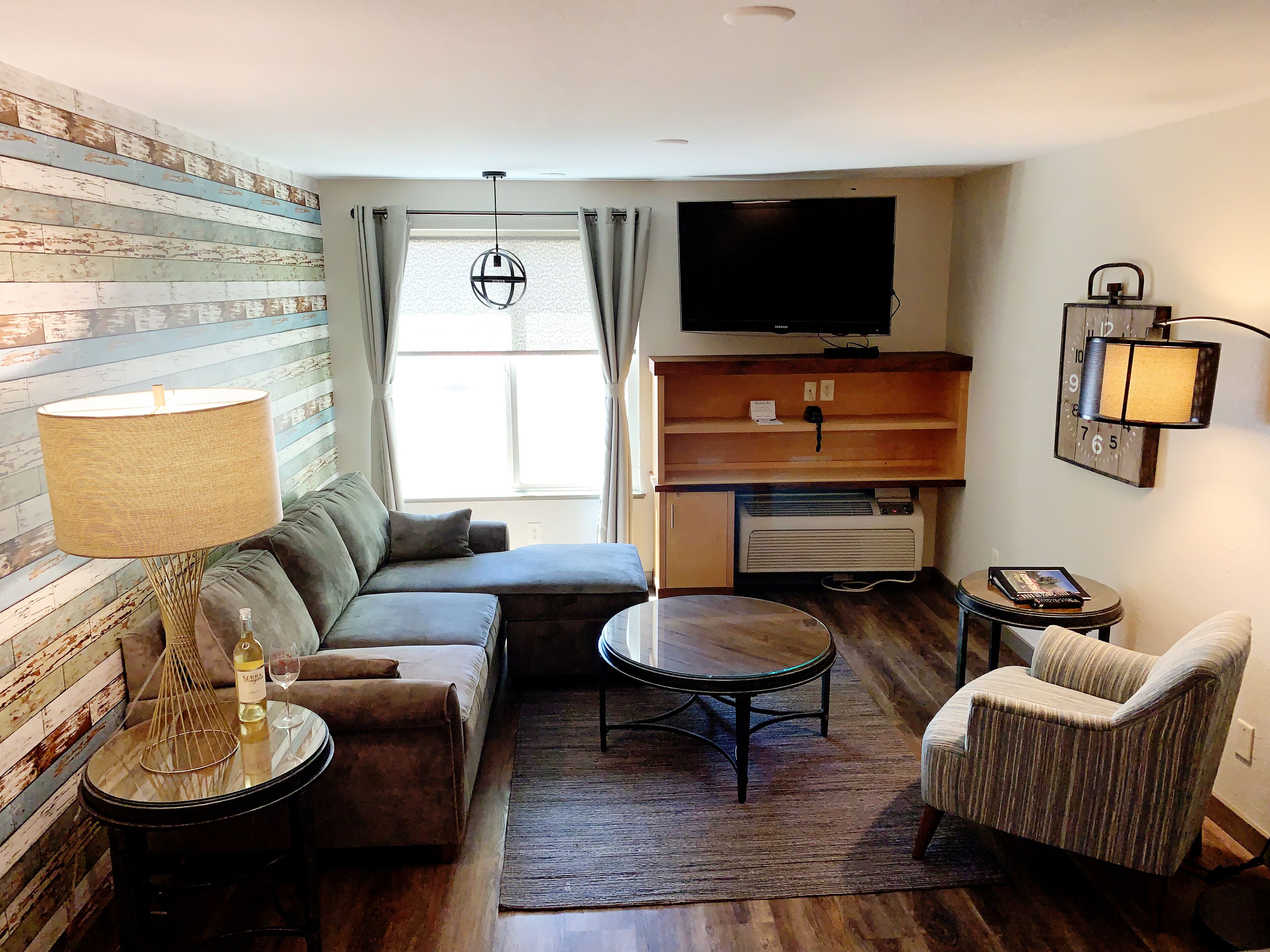 suite, 1 king bed with sofa bed | living room | 32-inch lcd tv with cable channels, tv