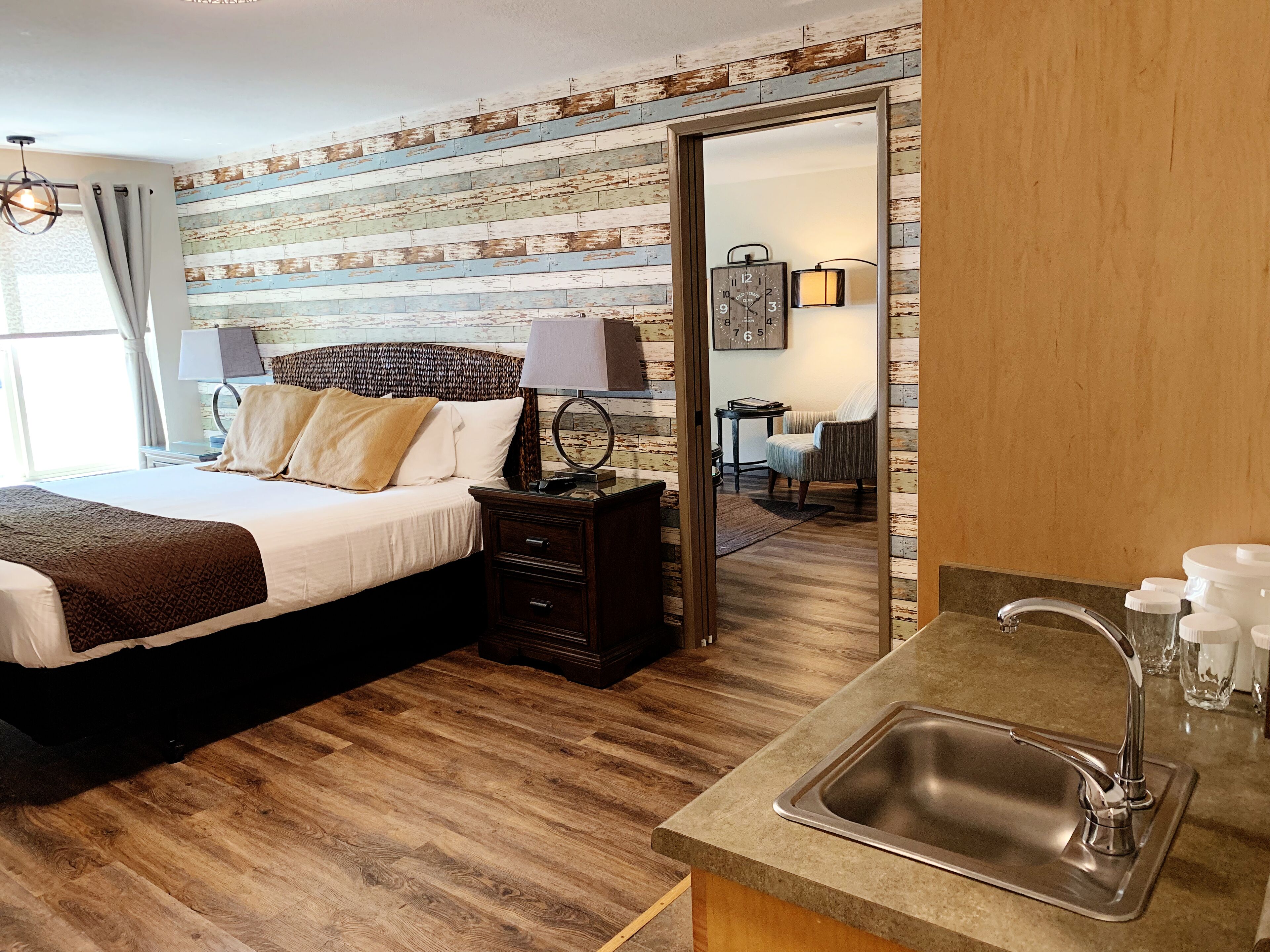 套房, 1 张特大床和 1 张沙发床 | 笔记本电脑工作区、遮光窗帘、熨斗/熨衣板、免费婴儿床