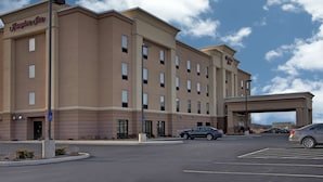 A Hampton Inn hotel with a modern design, multiple floors, and a parking lot. - Hampton Inn Defiance (Defiance)