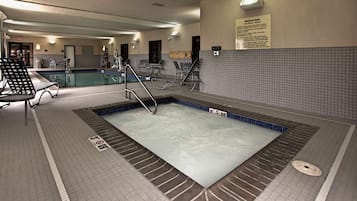 Sisäuima-allas avoinna 8.00–22.00, aurinkotuoleja
