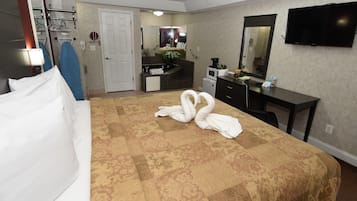 Deluxe Room, 1 King Bed, Non Smoking, Jetted Tub | Premium bedding, pillowtop beds, desk, blackout drapes