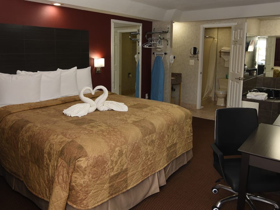 Quarto luxo, 1 cama King, para não fumantes, banheira de hidromassagem | Roupas de cama premium, camas com colchões pillow-top, escrivaninha