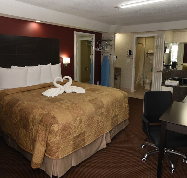 Deluxe Room, 1 King Bed, Non Smoking, Jetted Tub | Premium bedding, pillowtop beds, desk, blackout drapes