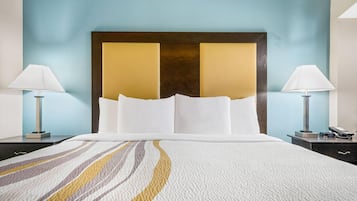 Deluxe-sviitti, 1 suuri parisänky (Deluxe Executive Suite, Various View) | Pillowtop-patjalliset sängyt, työpöytä