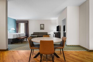 Suite, varias camas (Various Views) | Camas con pillow-top, escritorio y espacio para trabajar con laptop 