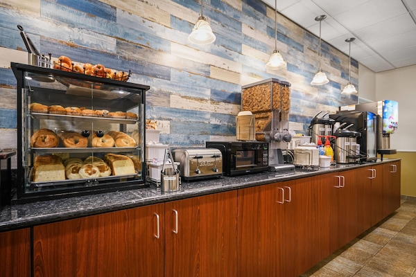 Free continental breakfast on weekdays