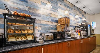 La Quinta Inn & Suites by Wyndham Stonington-Mystic Area