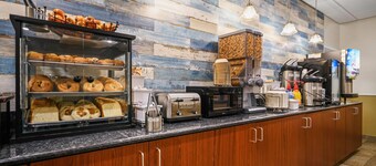 La Quinta Inn & Suites by Wyndham Stonington-Mystic Area