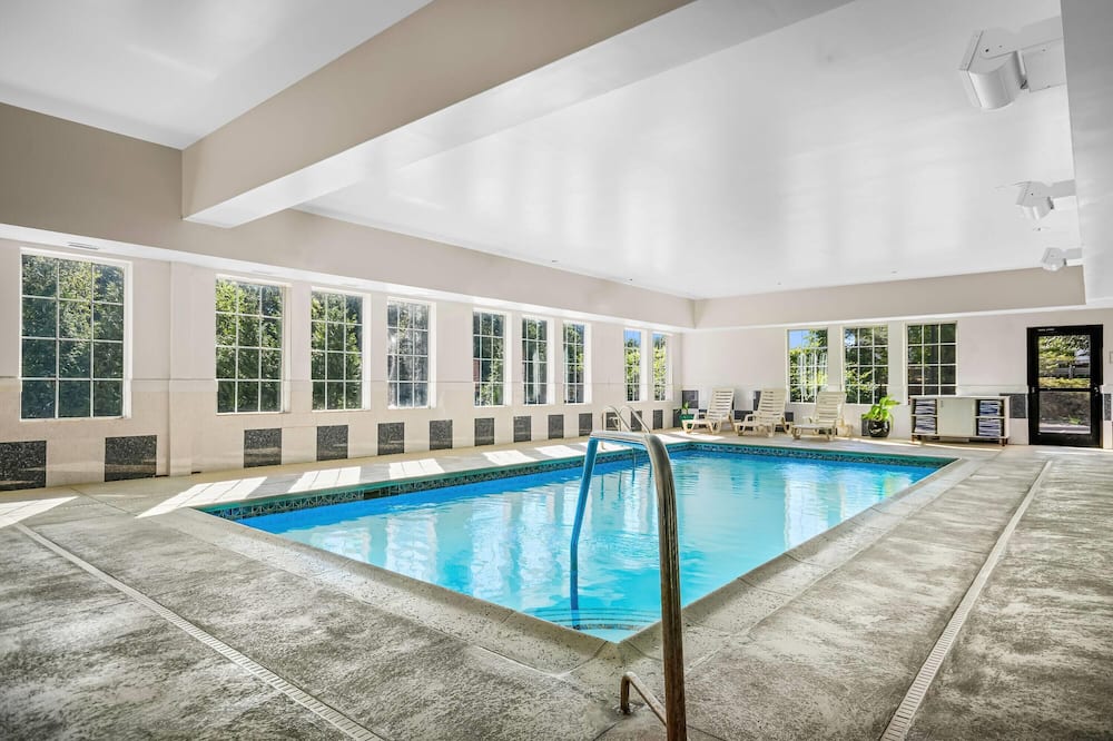 La Quinta Inn & Suites by Wyndham Stonington-Mystic Area