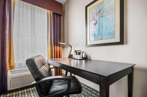 客房, 2 张大床 (Various Views) | 加厚床垫、办公桌、笔记本电脑工作区、熨斗/熨衣板