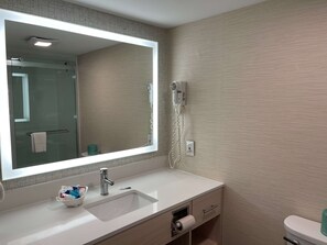 Combined shower/bathtub, free toiletries, hair dryer, towels