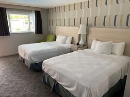 Quarto standard, 2 camas Queen, para não fumantes | 1 quarto, ferros/tábuas de passar roupa, berços grátis