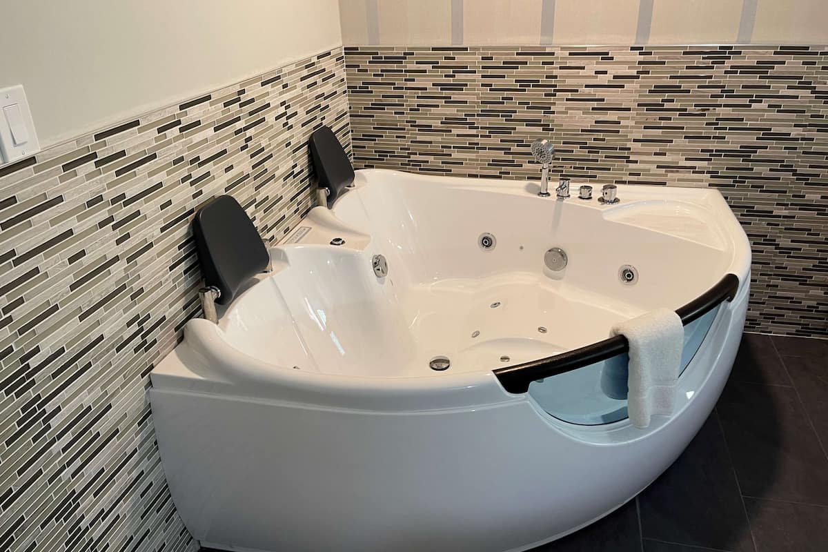 standard room, 1 king bed, non smoking, jetted tub | iron/ironing board, free cots/infant beds, rollaway beds, free wifi