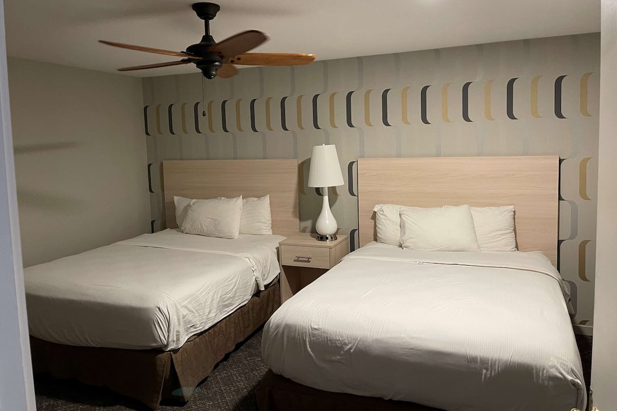 Suite, Mehrere Betten, Nichtraucher | 1 Schlafzimmer, Bügeleisen/Bügelbrett, kostenlose Babybetten