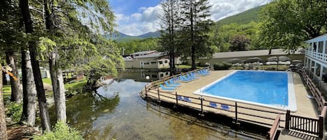 Una piscina techada, una piscina al aire libre