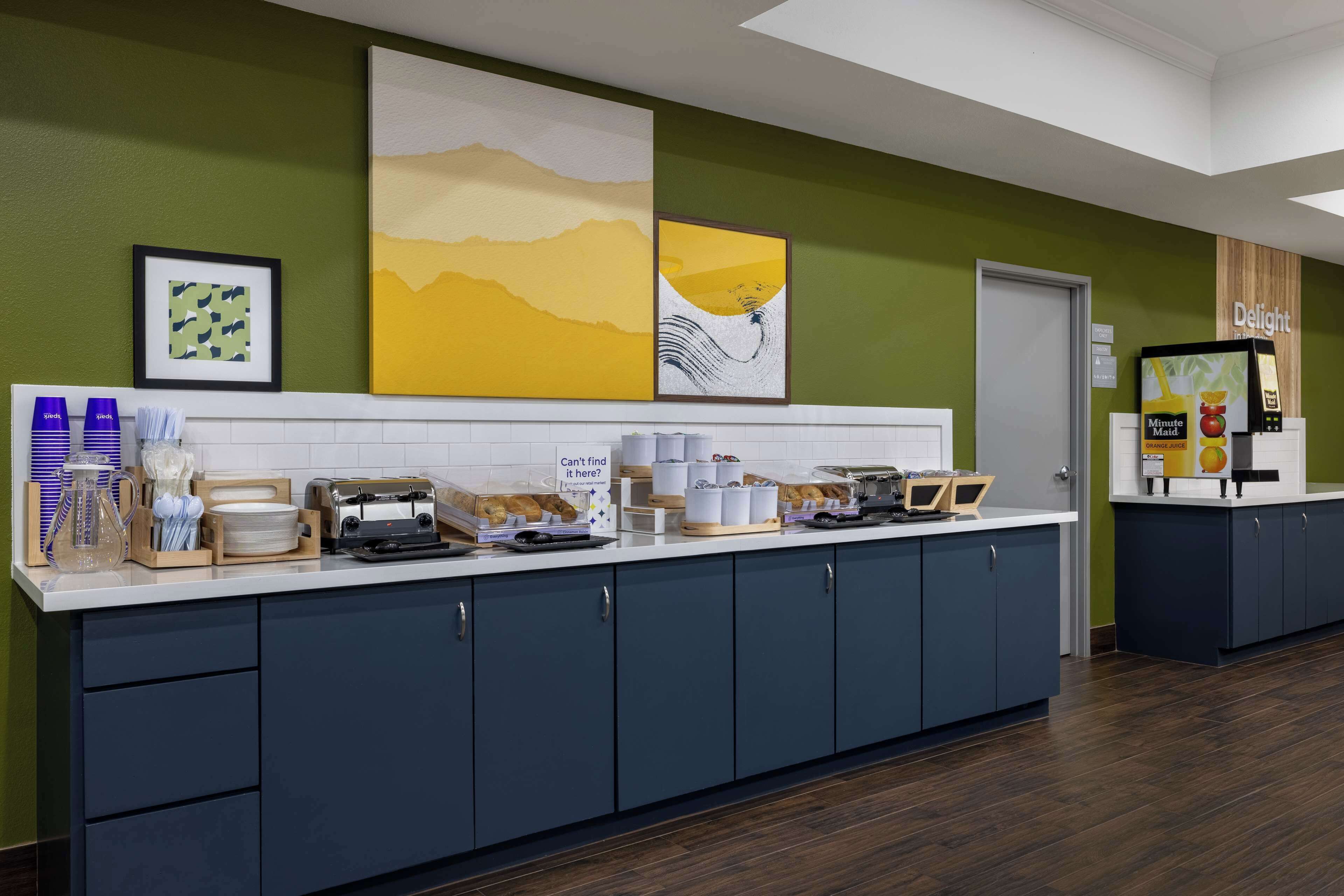 free daily continental breakfast