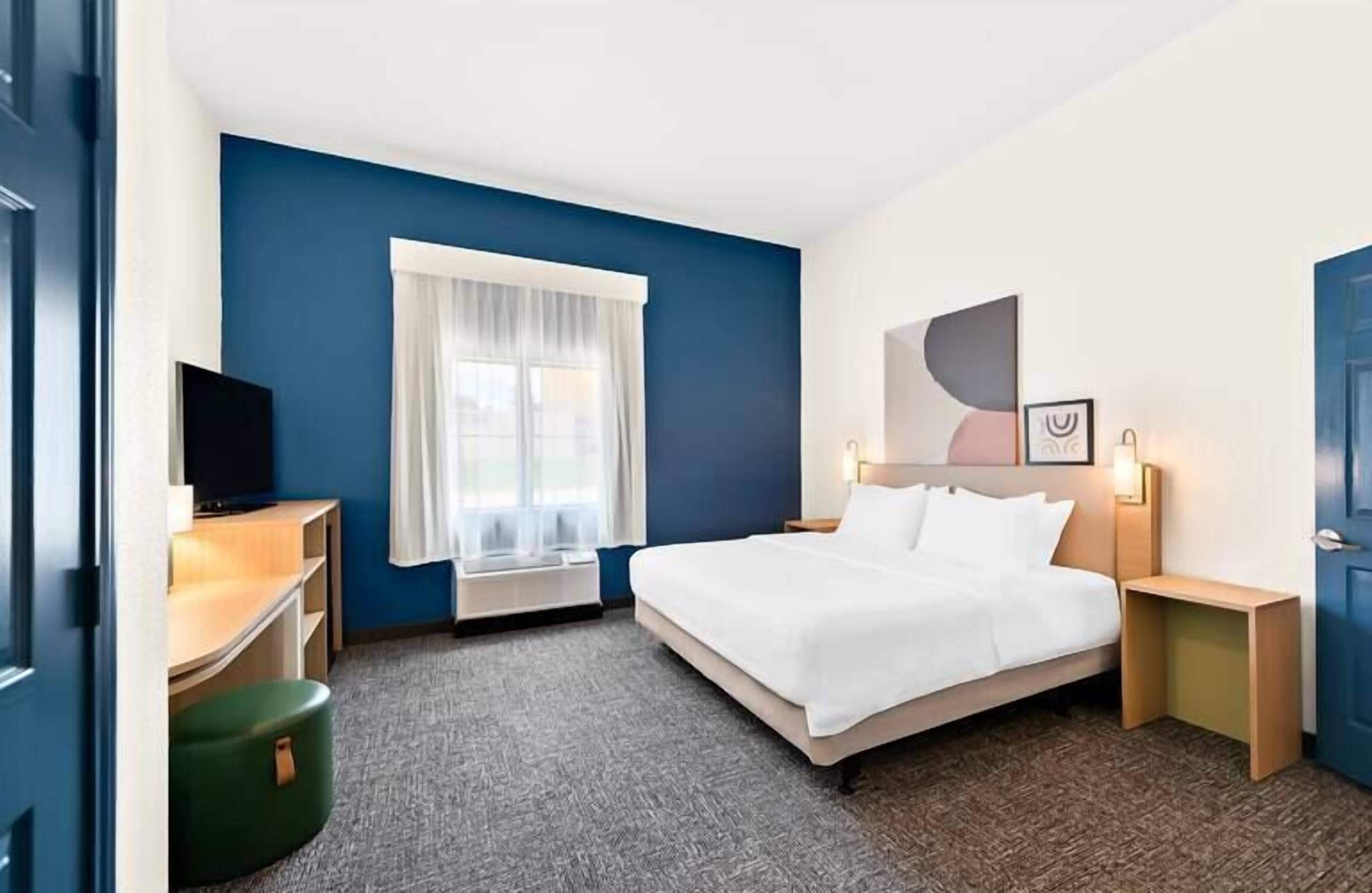 room, 1 king bed | desk, laptop workspace, blackout curtains, iron/ironing board