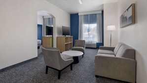 Studio, flere senger | Oppholdsområde | En 50-tommers LED-TV med kabel-kanaler samt strømmetjenester