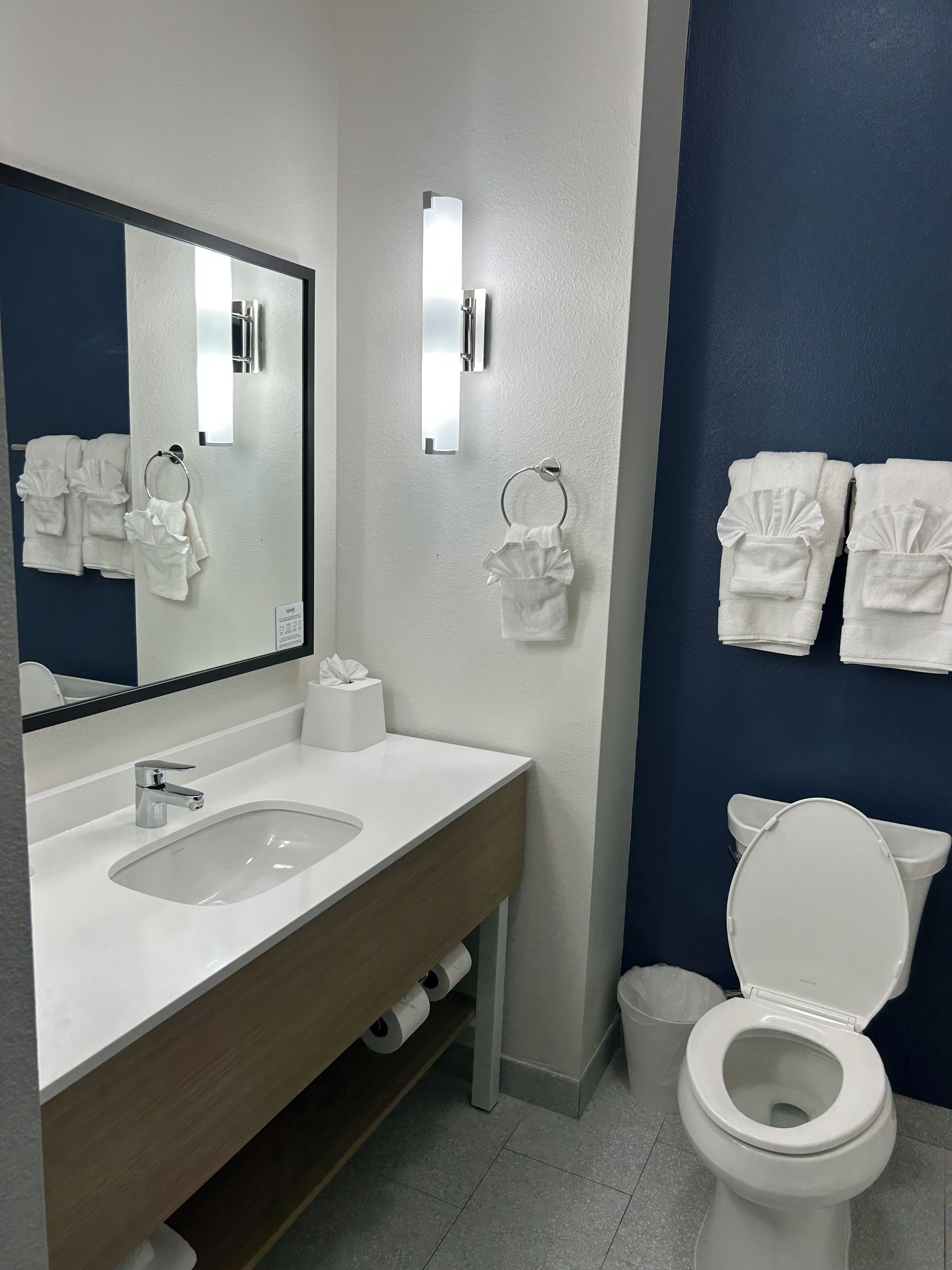 room, 1 king bed | bathroom | combined shower/bathtub, hair dryer, towels