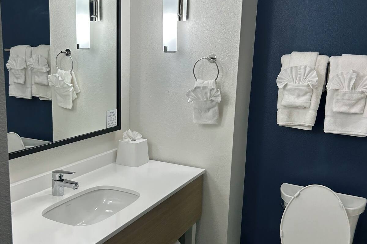 room, 1 king bed | bathroom | combined shower/bathtub, hair dryer, towels