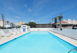 Outdoor pool - Seashire Inn & Suites (Virginia Beach)