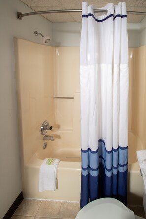 Combined shower/bathtub, hair dryer, towels - Eastbrook Inn (Ronks)