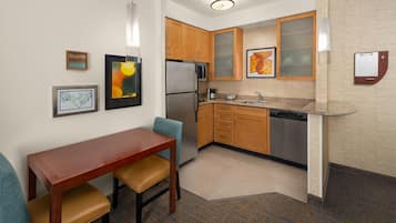 Full-size fridge, microwave, stovetop, dishwasher