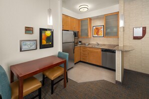 Full-sized fridge, microwave, stovetop, dishwasher - Residence Inn Portland Airport at Cascade Station (Portland)