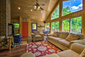 Edelweiss, Located 6 miles from Nantahala Cabins office | Individually decorated, individually furnished, rollaway beds, free WiFi