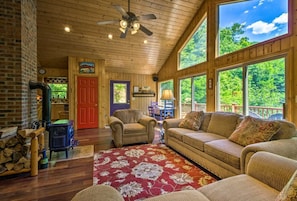 Edelweiss, Located 6 miles from Nantahala Cabins office | Individually decorated, individually furnished, rollaway beds, free WiFi