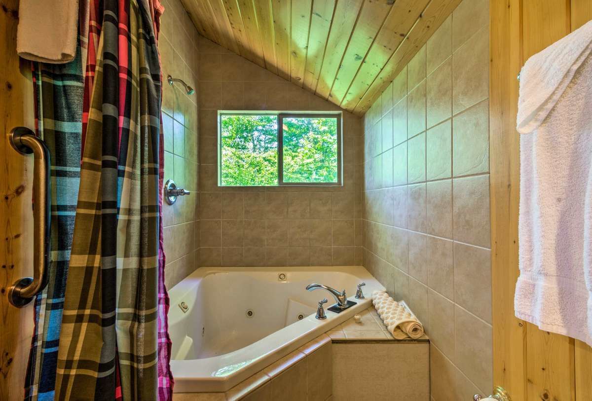 Edelweiss, Located 6 miles from Nantahala Cabins office | Badezimmer | Haartrockner, Handtücher