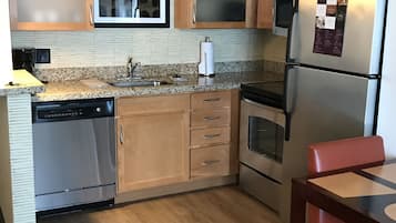 Full-sized fridge, microwave, stovetop, dishwasher