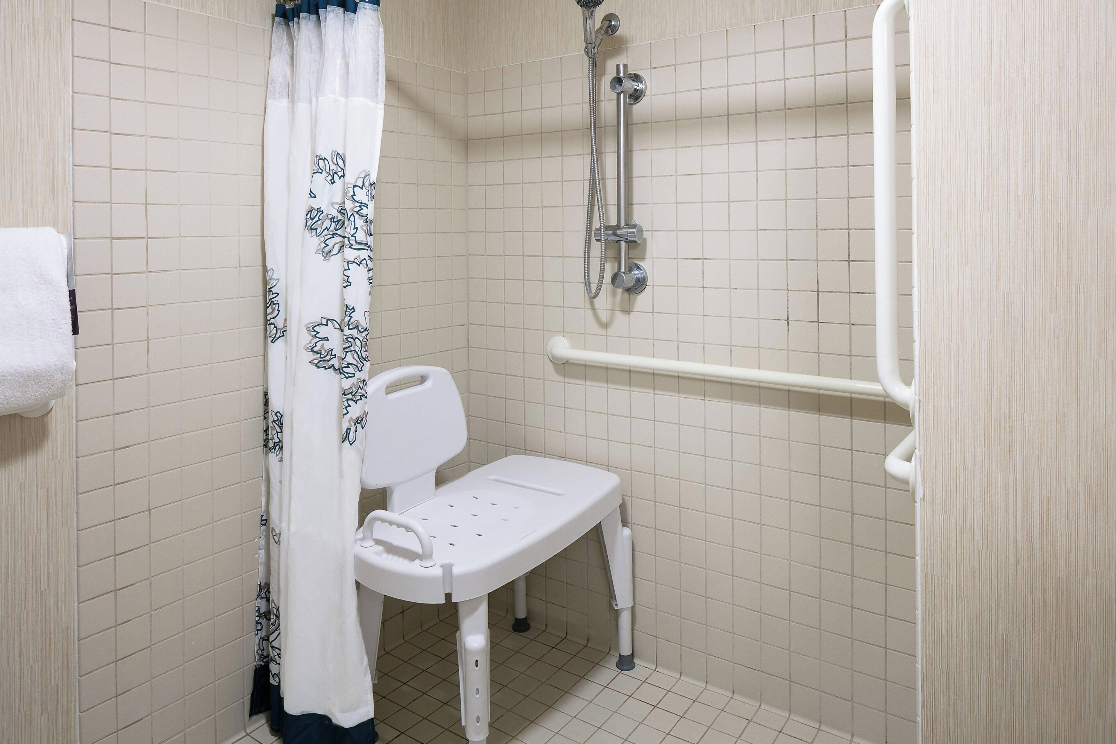 Combined shower/bathtub, free toiletries, hair dryer, towels