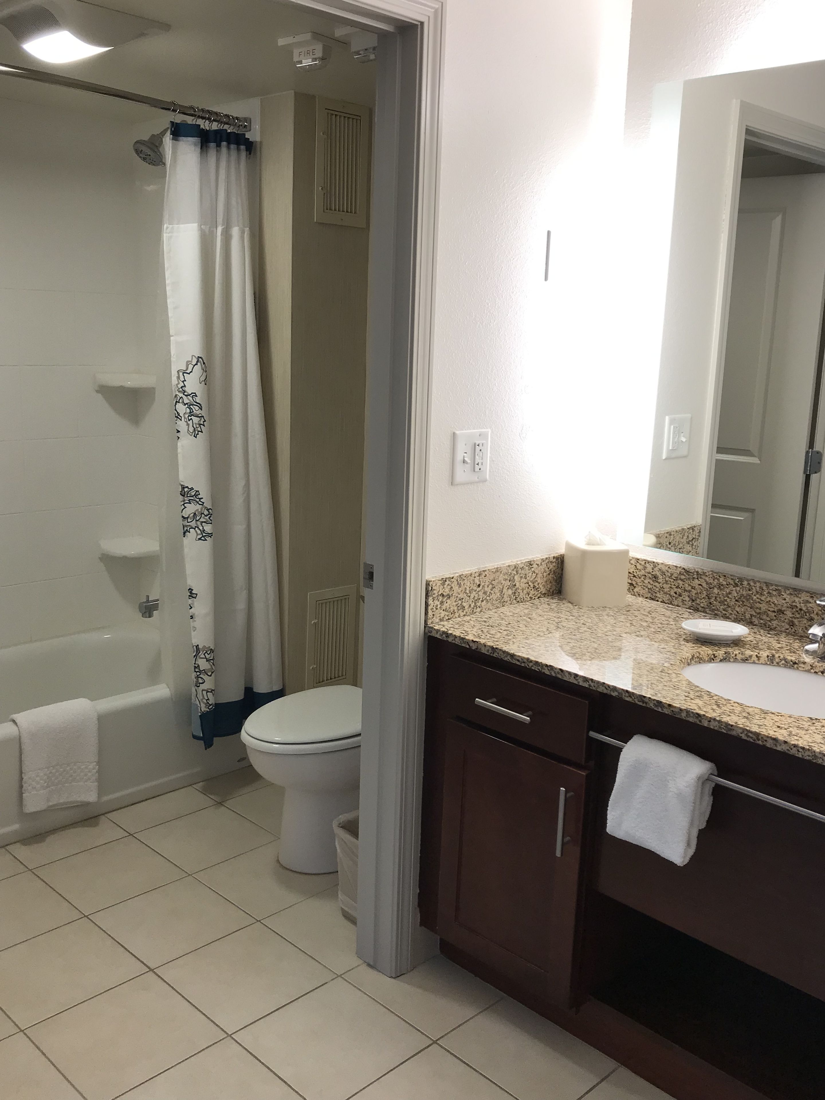 Un baño con bañera, inodoro y lavabo.