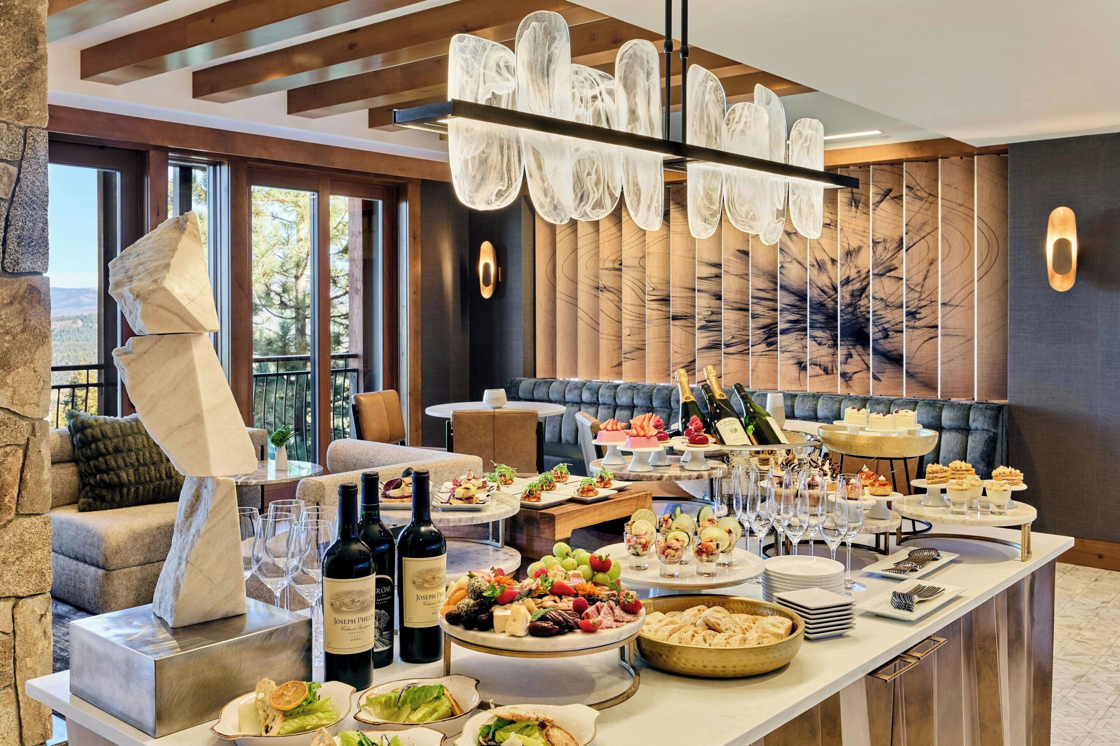 Un buffet proposant une variété de plats, des bouteilles de vin et de la verrerie.