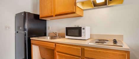Frigorifero con congelatore, microonde, piano cottura, freezer