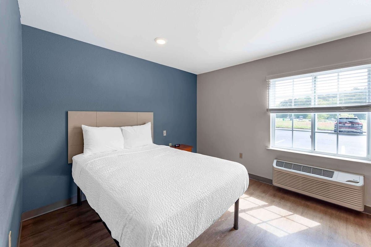 Standard Studio, 1 Double Bed, Non Smoking, Refrigerator & Microwave | Desk, laptop workspace, iron/ironing board (on request), WiFi (free)