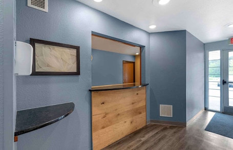 Lobby. Extended Stay America Select Suites - Birmingham - Bessemer